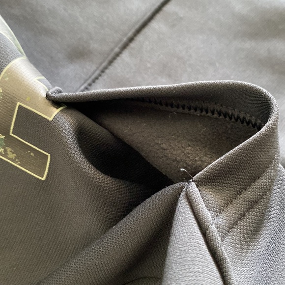 Boys Under Armour Black Hoodie/Pullover with Camo Athlete Graphic - Picture 7 of 10